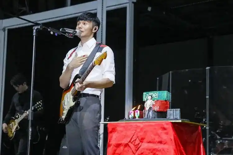 李荣浩练琴26年手指竟然变成半透明