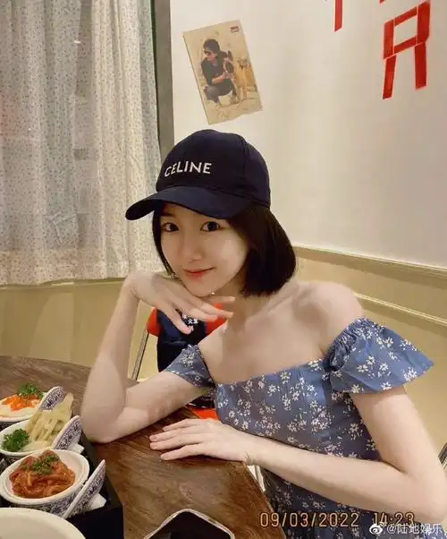 有美食吃有猫撸,姐姐素颜也这么漂亮,爱了#毛晓彤国庆假期九宫格随拍