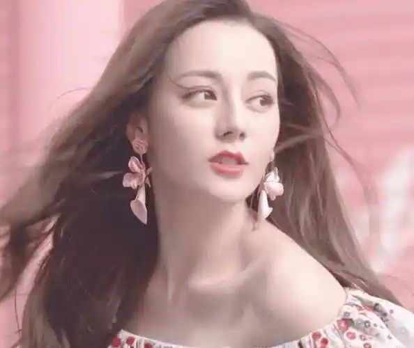 原创迪丽热巴录极限挑战一直捂的地方女生都懂真难为你了