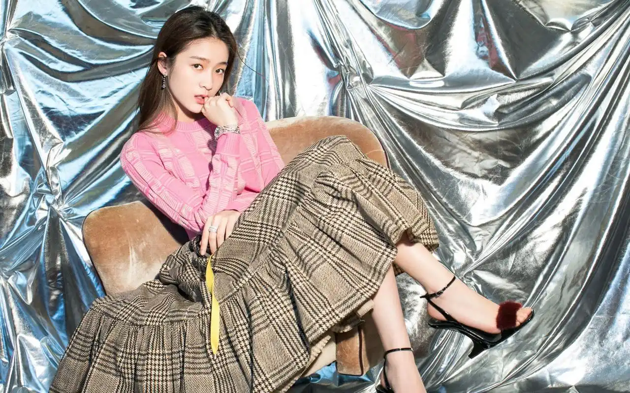 张雪迎粉衣长裙性感写真高清壁纸