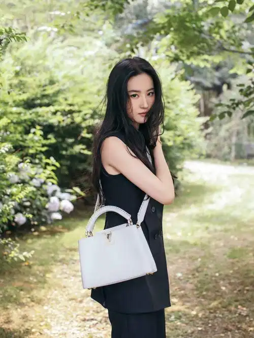 路易威登品牌代言人刘亦菲演绎摩登capucines手袋
