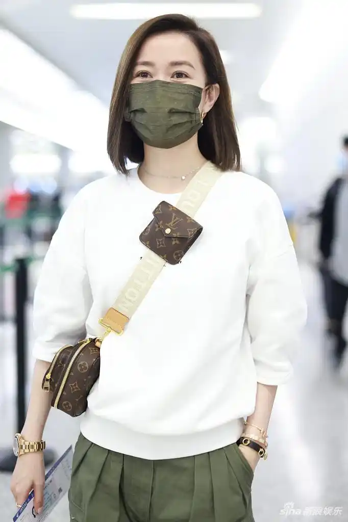 组图:佘诗曼利落短发插兜赶路酷飒 见粉丝笑眼盈盈_高清图集_新浪网