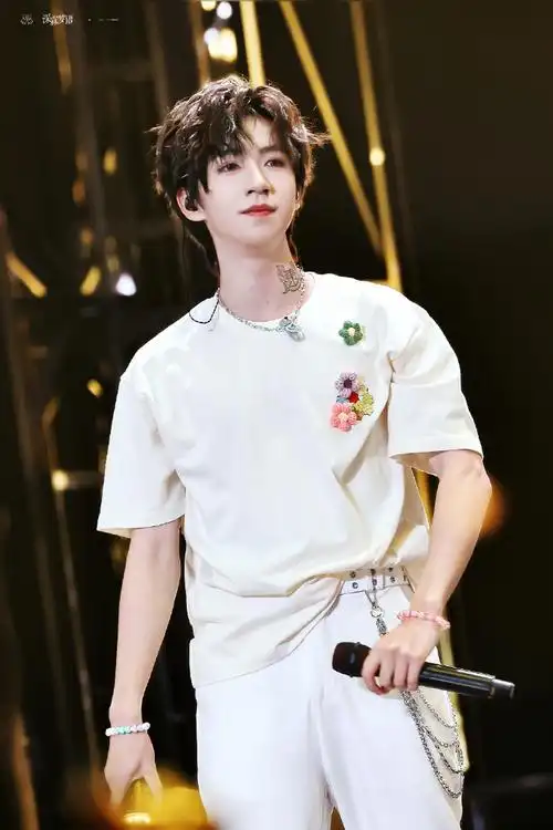 贺峻霖饭撒小天使##贺峻霖获中传奖学金##时代少年团叁重楼暨出道怂