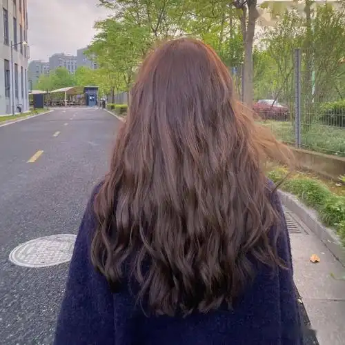 冬天看背影就爱上的卷发"背影烫"_发型