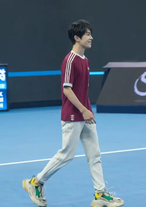 易烊千玺"发育迟缓"?20岁身高达1米8,大长腿不输韩剧男主