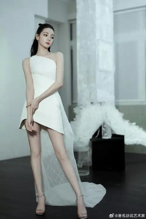 置顶#迪丽热巴这发际线#  迪丽热巴今日活动图来了,这头颅比太完美了