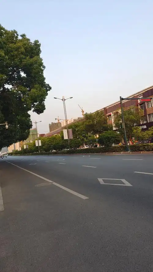 傍晚的乡镇街道也有一番美景