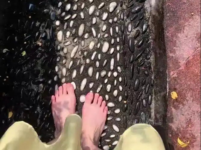 女大初次光脚体验尖鹅卵石路上,居然跟在平地上行走