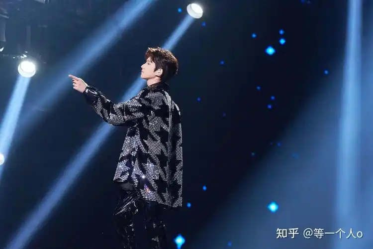 想收集2021年王源的好看的图片最好是横屏的不要那种摆拍的有吗