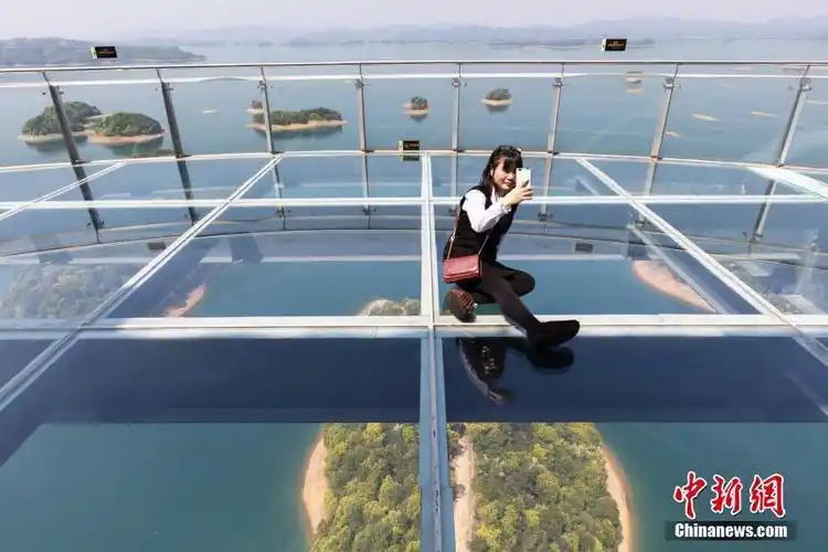 江西庐山西海建99米"高空咖啡屋" 游客"全透明"观景