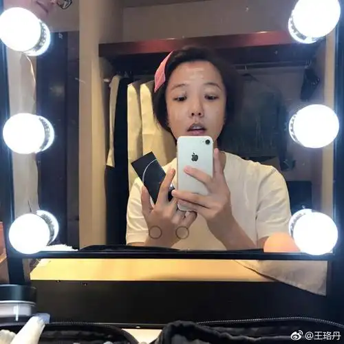 组图:王珞丹晒素颜自拍 额头写"王"字扮老虎搞怪
