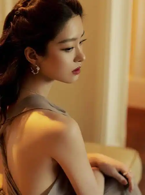 杨采钰卷发红唇搭礼服珠宝 ,时尚万种好迷人.