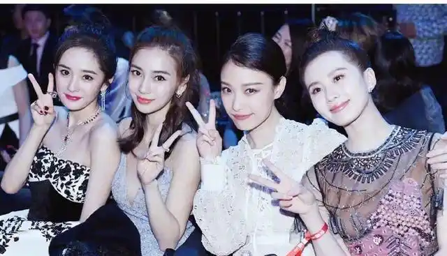 可以看到当红帅气的男女明星盛装出席,以最好的形象亮相;又能看到各路