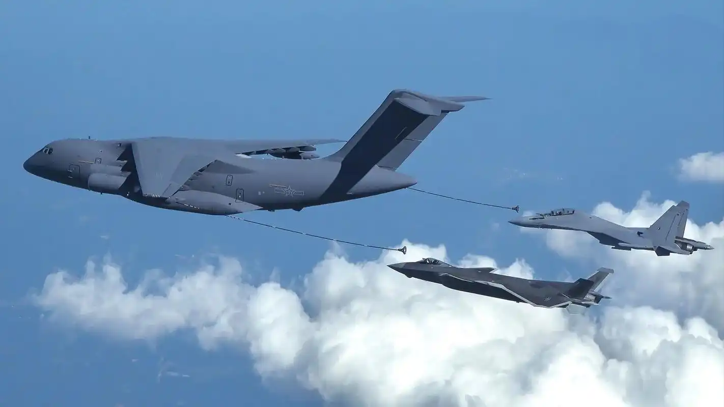 鲲鹏展翅九万里运20超高清4k壁纸