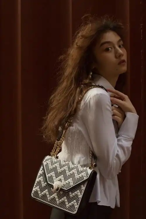 演员春夏曝街头写真 清凉画风尽显俏皮灵动 - 凤凰生活网_打造中国