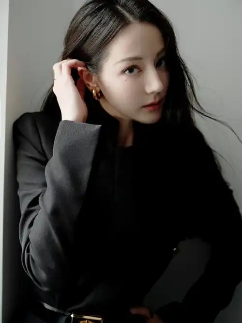 迪丽热巴黑金御姐风##迪丽热巴说实话我挺害怕的