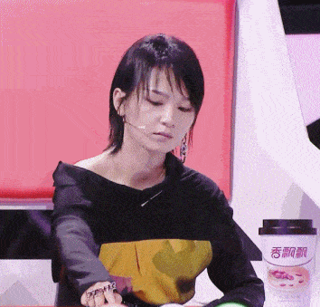 周笔畅送上一个大白眼,火速按下红灯.(红灯表示淘汰) . . .