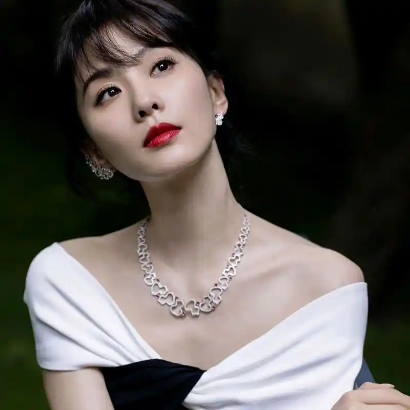 刘诗诗的头发依然是齐刘海,让她看起来更加清新可爱.整个造