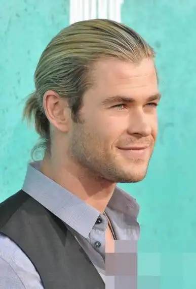 大宽脸男生扎丸子头无刘海发型油腻的头发梳扎出低辫子,染出的头发