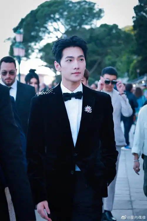 #杨洋给外国粉丝签名#