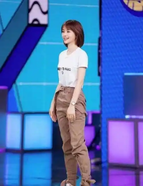 王子文越来越有少女范,v领上衣配半身长裙清新减龄,时尚又大气_的设计