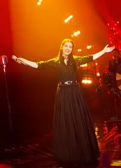 谭晶《歌手》舞台照曝光 神秘优雅尽显完美身材