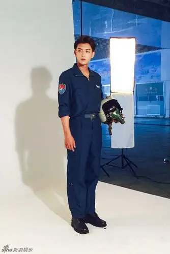 组图:《真男》黄子韬演绎军装诱惑眼神撩人_高清图集_新浪网