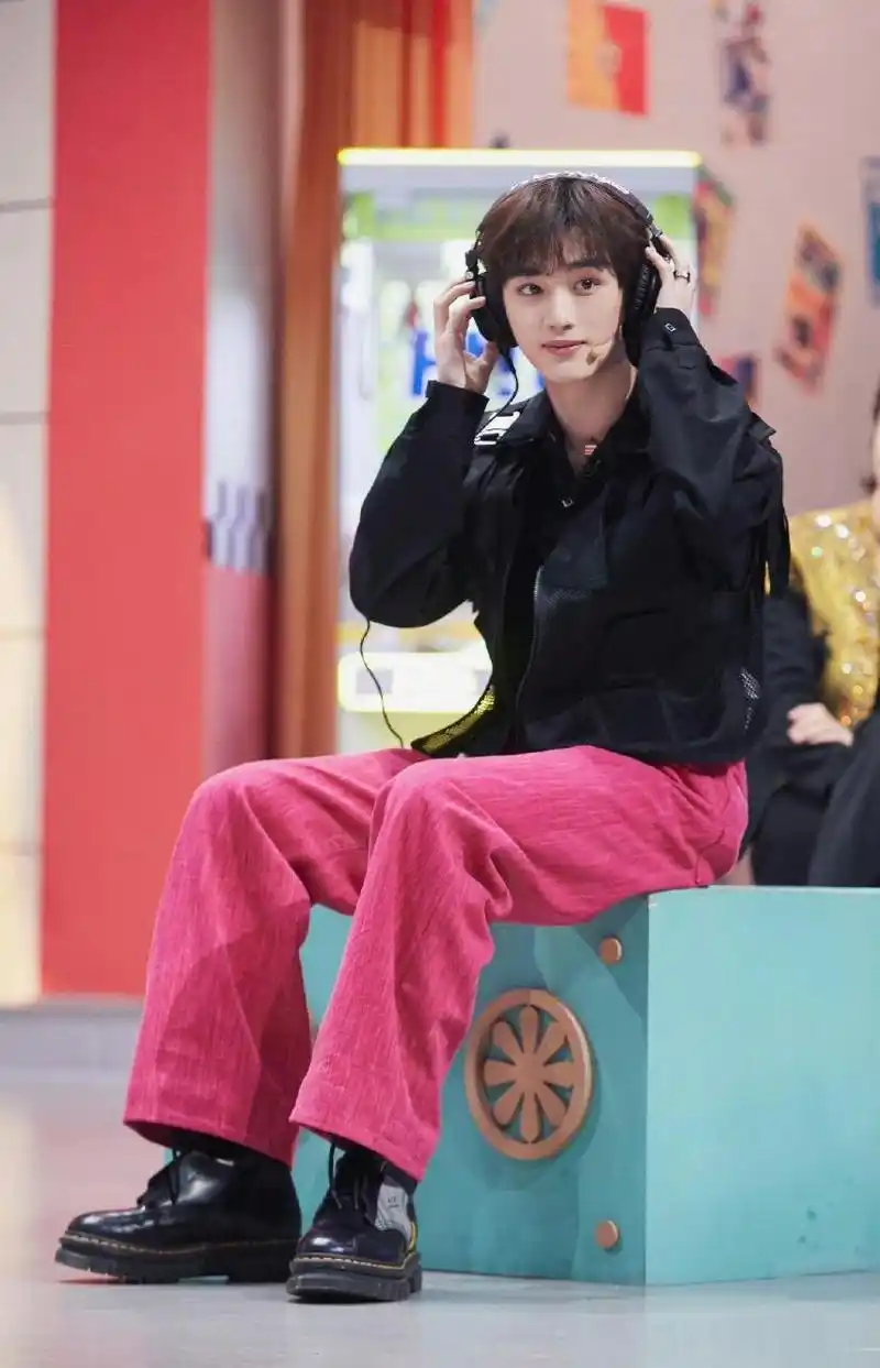 丁程鑫你好星期六黑色外套造型##丁程鑫你好星期六粉裤子造型#丁程鑫