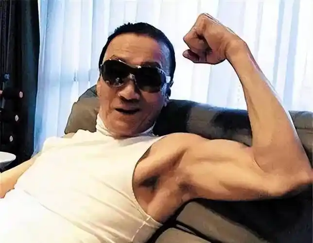 80岁拍30岁老婆,分手费2000万,谢霆锋爸爸谢贤过得风花雪月!