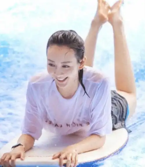 王鸥戏水照遭全网疯传她素颜下真实肌肤难怪直男那么爱他