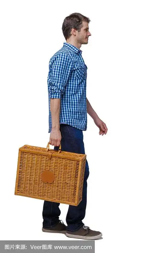 一个带着野餐袋走路的男人的侧视图.