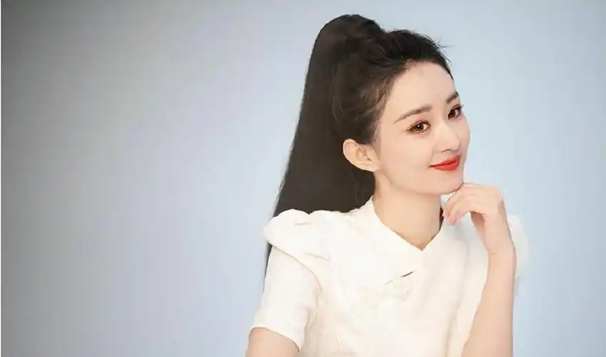 赵丽颖晒黑色吊带照片颜值美绝了