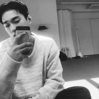 超酷对镜自拍男生头像真人小众