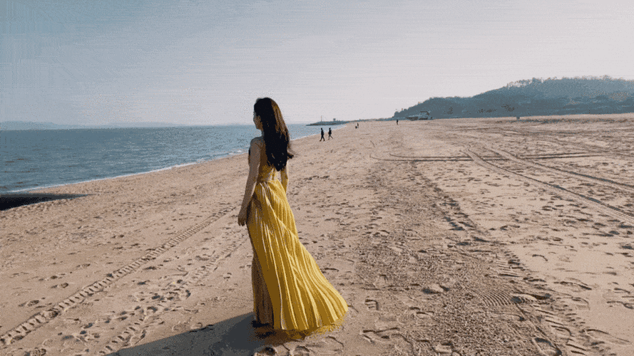 刘敏涛穿黄色长裙秀纤腰美背海边朦胧氛围感拉满