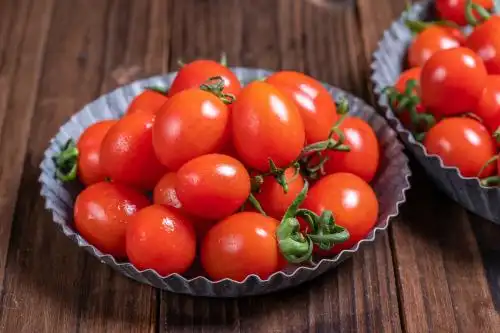 金属盘子里的新鲜小番茄