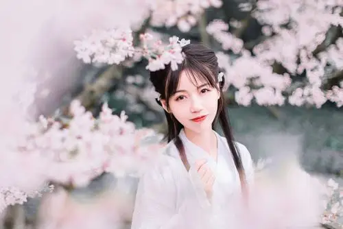 中国内地古风音乐原创女歌手,毕业于 a target="_blank" href="/item