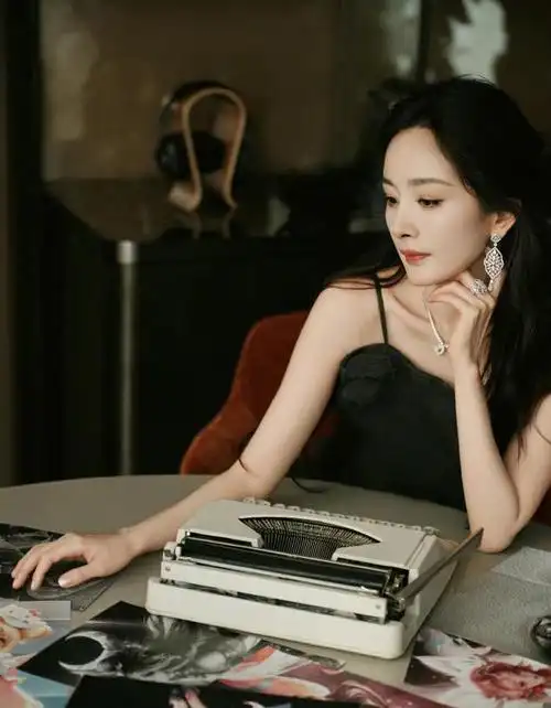 超养眼杨幂黑色吊带礼服写真