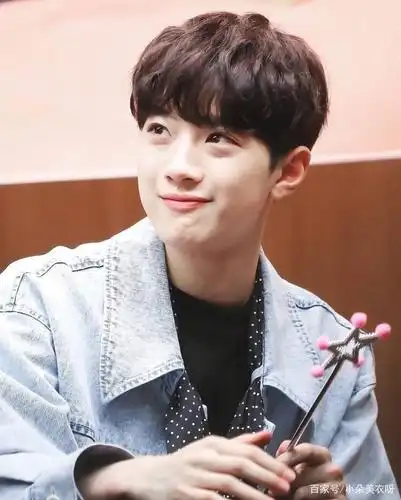 赖冠霖发超级甜蜜可爱的自拍,引起网友关注的其实是自拍的角度?