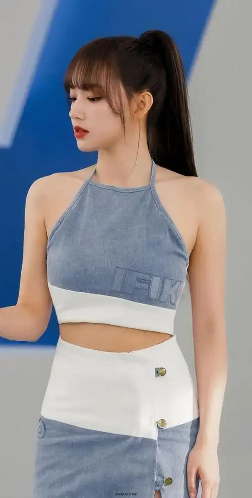 照片中,程潇身穿白色t恤,搭配牛仔短裤,一头乌黑亮丽的长发披肩,清纯