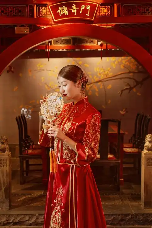 简明的婚纱摄影作品《古装秀禾》