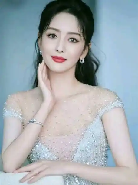 佟丽娅成熟丰满,气质优雅,女人味十足!