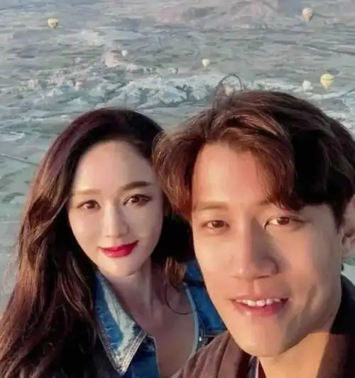 陈乔恩素颜出门,小9岁老公艾伦骑电车带她买炸鸡,搂着腰好幸福