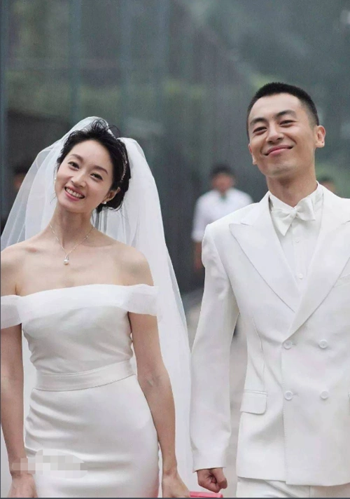 这个正直帅气的男人把自己的女人捧在手心,他就是硬汉朱亚文!