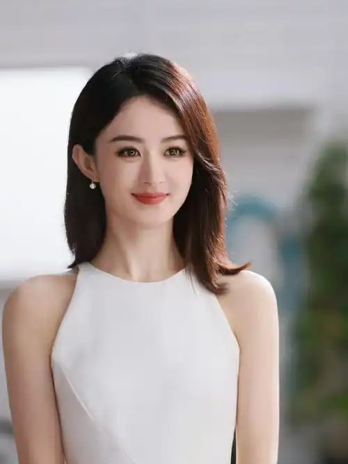 赵丽颖白色礼服尽显知性温婉,完美诠释现代女性魅力!