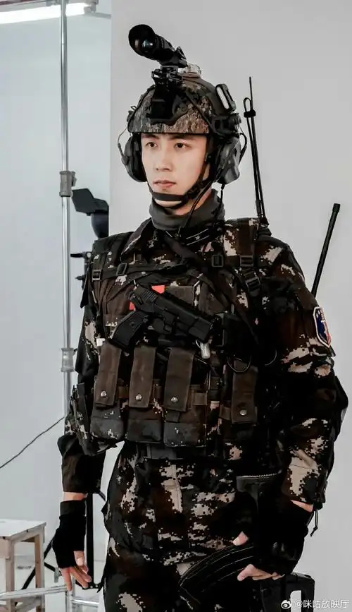 黄景瑜 自然到像和同事打招呼