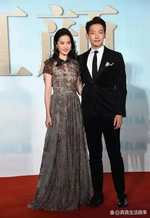 看刘亦菲和谁啊?