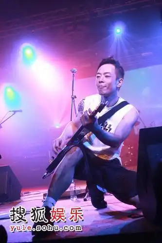 黄贯中演唱会朱茵深情凝望(图)