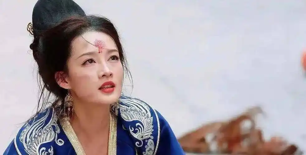 比如《楚乔传》里的元淳,前期的天真烂漫李沁演起来尴尬出戏,但黑化