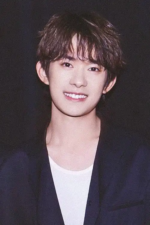 求易烊千玺笑得很开心的图片