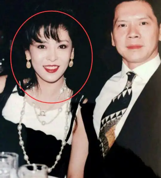 陈岚年轻旧照曝光,退几亿礼物嫁向华强,30年"风韵残存"